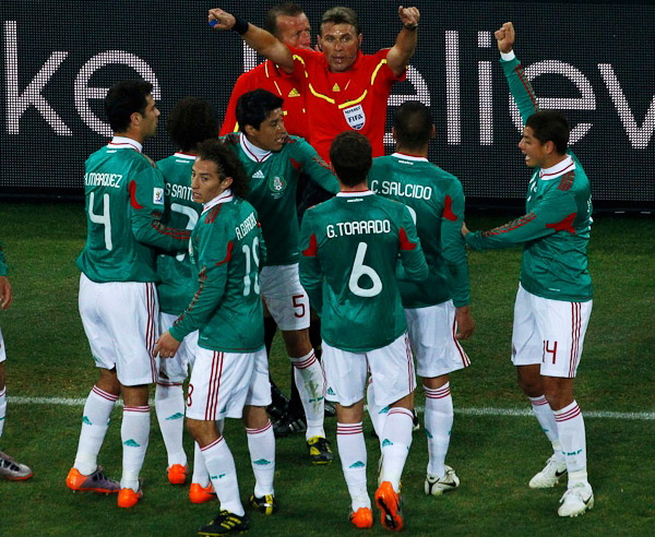Аргентина — Мексика.Арбитр ошибочно засчитал гол аргентинцев, забитый из положения «вне игры
